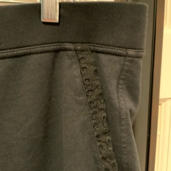 d & co active 2 piece set.  Eye-lit details on top and capri pockets. - Picture 5 of 12